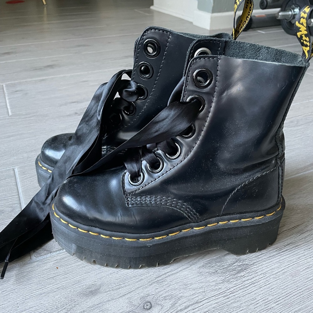 DR. MARTENS size 6 black style Molly